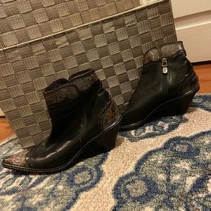 Donald Pliner Bootie